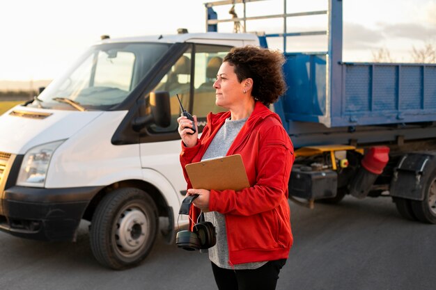 Jakie są kluczowe czynniki przy wyborze samochodu dostawczego do transportu miejskiego?